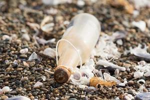 verlaten fles Aan de strand foto