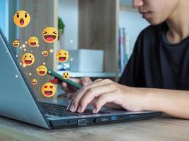 sociaal media Aan laptop sociaal media drukken de smiley icoon, verdrietig, lachend door sociaal media. foto