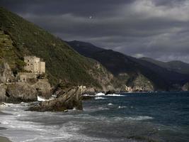 Monterosso cinque terre pittoresk dorp strand foto