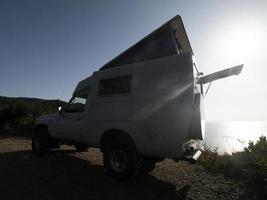 rv door de zee Aan achtergrondverlichting foto