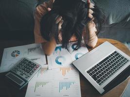 zakenvrouw werken van huis, benadrukt of moe met laptop. vertraagd levering tijd stressvol werk foto