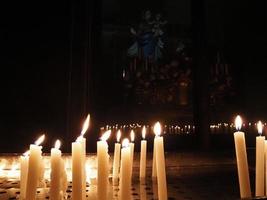 kerk votief kaarsen wit vlammen foto