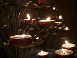 votief kaarsen binnen kerk van riomaggiore cinque terre pittoresk dorp foto