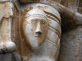 bas Verlichting standbeeld beeldhouwwerk van kerk van riomaggiore cinque terre pittoresk dorp foto