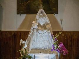 Madonna del karmijn standbeeld binnen kerk van riomaggiore cinque terre pittoresk dorp foto