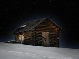 sterren van nacht lucht Aan dolomieten sneeuw panorama houten hut val badia armentara foto