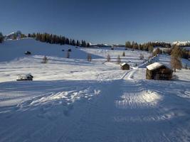 dolomieten sneeuw panorama houten hut val badia armentara foto