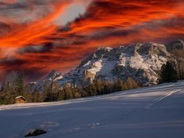 monte Croce dolomieten badia vallei bergen Bij zonsondergang in winter foto