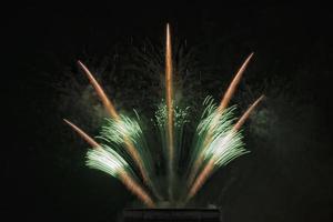 gelukkig nieuw jaar en vrolijk Kerstmis vuurwerk Aan zwart achtergrond foto