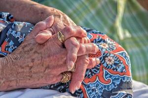 oud gepensioneerd vrouw gekruiste handen foto