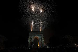 gelukkig nieuw jaar vuurwerk Aan zwart achtergrond foto