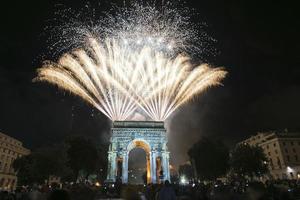 gelukkig nieuw jaar en vrolijk Kerstmis vuurwerk Aan triomf boog foto