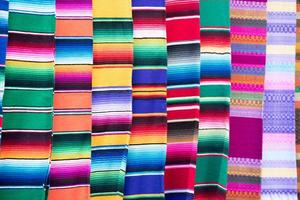 verschillend kleuren Mexicaans kleding stof dichtbij omhoog detail foto