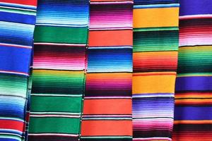 verschillend kleuren Mexicaans kleding stof dichtbij omhoog detail foto