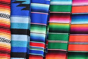 verschillend kleuren Mexicaans kleding stof dichtbij omhoog detail foto