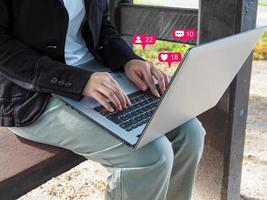 bedrijf vrouw gebruik makend van sociaal media technologie door laptop met kennisgeving icoon Verbinden met andere mensen van een afstand foto