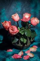boeket van rozen voor de vakantie. vrouwen dag, Valentijnsdag dag, naam dag. Aan een donker achtergrond. foto