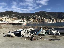 jachten vernietigd door storm orkaan in rapallo, Italië foto