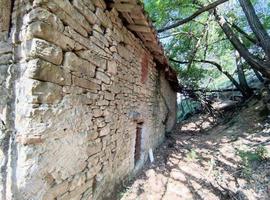 oud verlaten dak ingestort boerderij huis gebouw in Italië foto