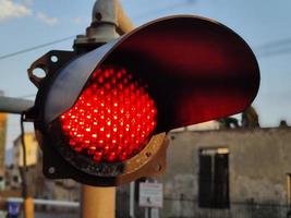 het spoor kruispunt niveau machine rood licht foto