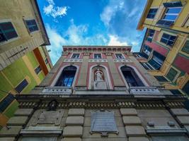 varazze middeleeuws dorp geschilderd huizen door de zee Ligurië Italië stad hal plaats foto