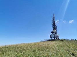 telecom cellulair communicatie antenne toren Aan blauw achtergrond foto