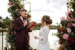 bruiloft ceremonie van de pasgetrouwden Aan de pier foto