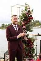 bruiloft ceremonie van de pasgetrouwden Aan de pier foto