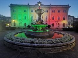 helaas Italië stad hal verlichte Bij nacht foto