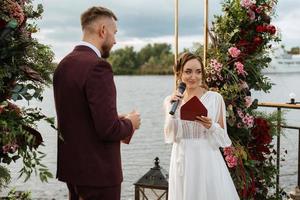 bruiloft ceremonie van de pasgetrouwden Aan de pier foto