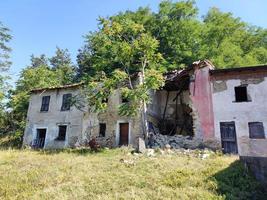 oud verlaten dak ingestort boerderij huis gebouw in Italië foto