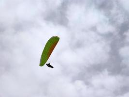 paraglider Aan bewolkt lucht foto