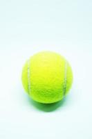 schoon en klassiek tennis bal beeld Aan wit achtergrond foto