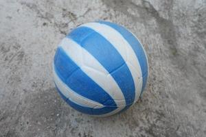 blauw wit plastic bal Aan cement verdieping foto