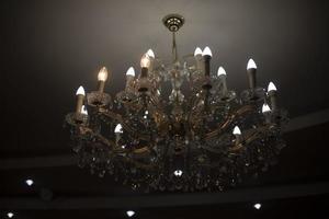 kroonluchter Aan plafond. mooi interieur. antiek glas kroonluchter. interieur item. foto