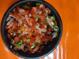 Mexicaans pico de gallo saus in een kop foto