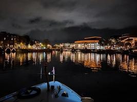 Amsterdam kanaal Bij nacht visie foto