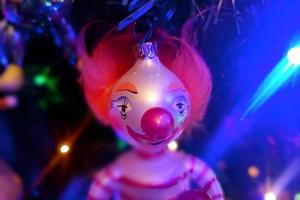 circus clown glas hand- gemaakt Kerstmis bal Aan Kerstmis boom detail vervagen lichten foto