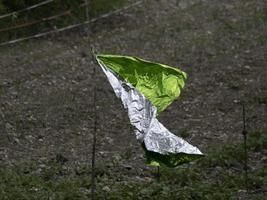 metaal vel vogelverschrikker in een veld- foto