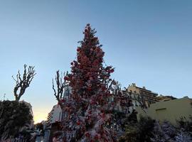 menton, Frankrijk - december 11 2021 - de kerstman dorp Open voor Kerstmis foto