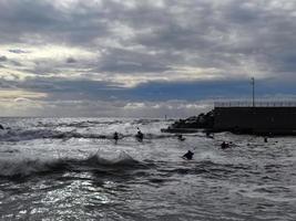 kajaks in groot golven in Genua zenuwachtig haven foto