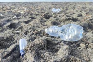 plastic verspilling onzin vuilnis Aan de strand foto