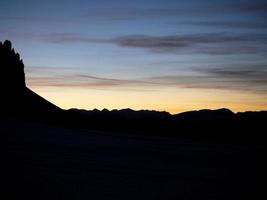 zonsondergang Aan dolomieten bergen visie van passo delle erbe sass de putia winter seizoen foto