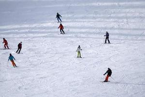 veel skiërs skiën in dolomieten tuina vallei sneeuw bergen foto