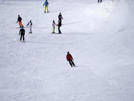 veel skiërs skiën in dolomieten tuina vallei sneeuw bergen foto