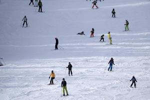 veel skiërs skiën in dolomieten tuina vallei sneeuw bergen foto