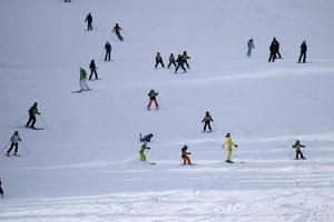 veel skiërs skiën in dolomieten tuina vallei sneeuw bergen foto