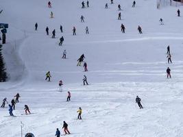 veel skiërs skiën in dolomieten tuina vallei sneeuw bergen foto