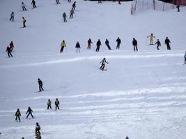 veel skiërs skiën in dolomieten tuina vallei sneeuw bergen foto