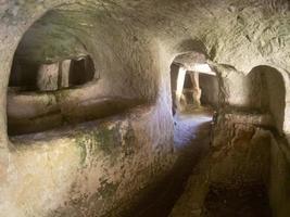 palazzolo acreide latomie steen steengroeven oud Romeins graven foto